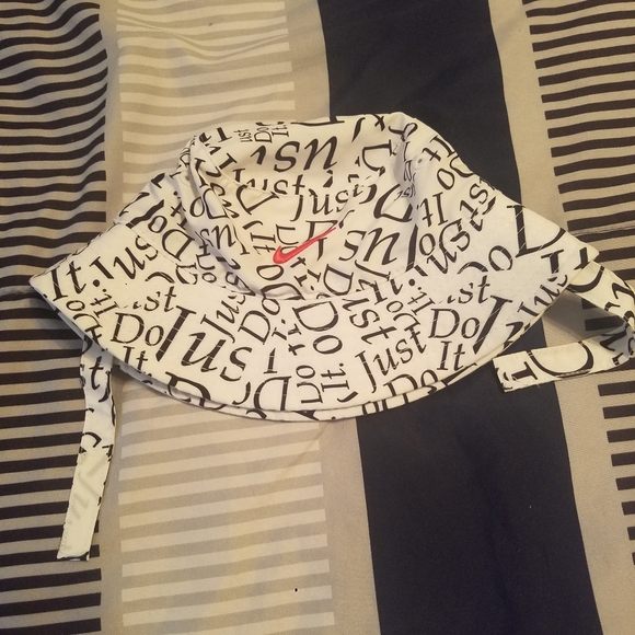 Nike - Picture 2 of 4